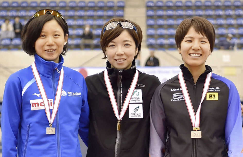 ジャパンカップ第１戦女子５００メートルで優勝した小平（中央）、２位の高木美（左）、３位の曽我