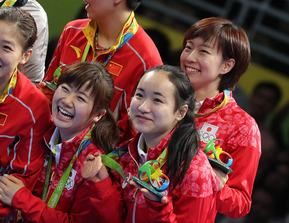 ２０１６年のリオ五輪卓球女子団体で銅メダルに輝き、メダルを手に笑顔を見せる（左から）福原愛、伊藤美誠、石川佳純