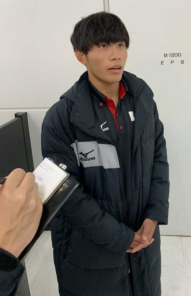 柔道の世界ジュニア選手権男子６０キロ級で優勝、帰国した古賀玄暉