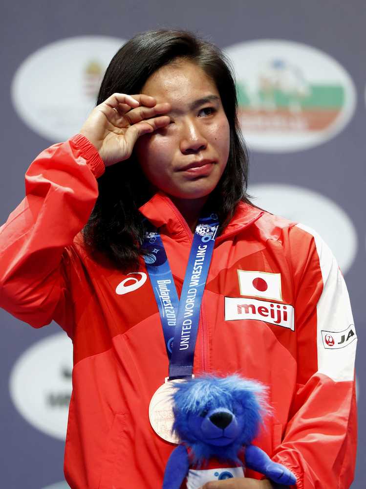 世界レスリング第５日　女子６５キロ級で銅メダルを獲得し、表彰式で涙ぐむ源平
