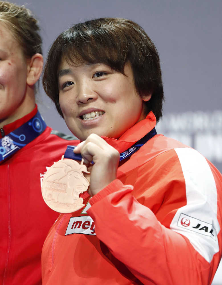 世界レスリング第５日　女子７６キロ級で獲得した銅メダルを手に笑顔の皆川