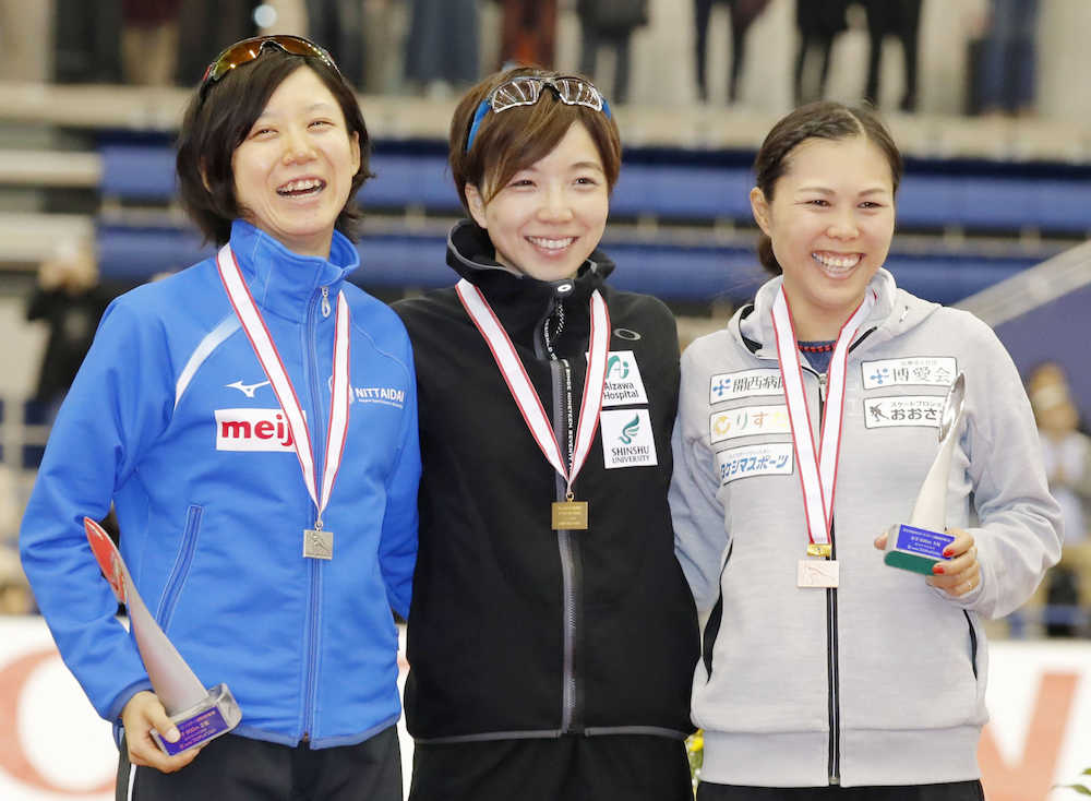 女子５００メートルの表彰式で記念写真に納まる（左から）２位の高木美、優勝した小平、３位の辻