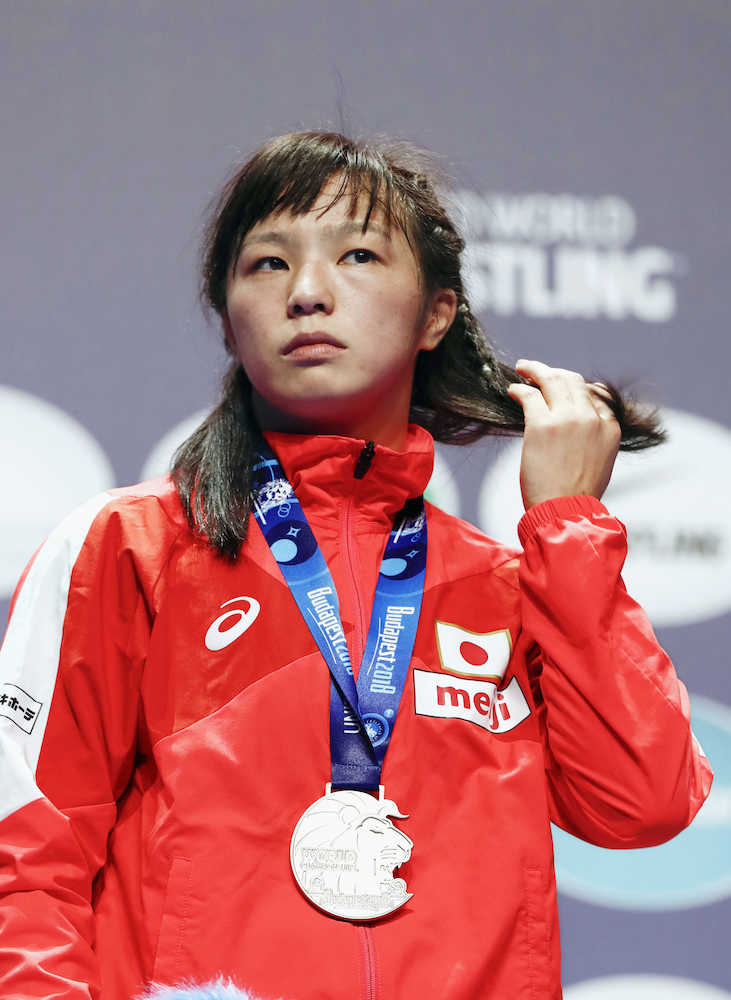 女子６２キロ級で銀メダルを獲得した川井