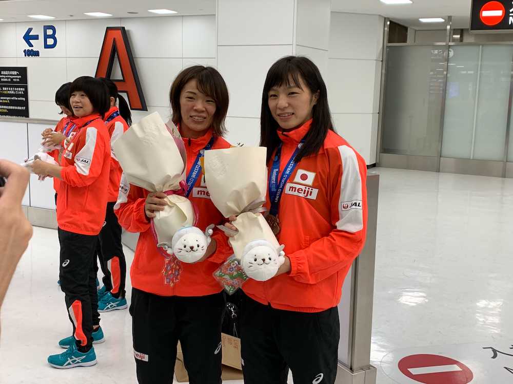 レスリング世界選手権を終えて成田空港に帰国した（左から）５９キロ級金メダルの川井梨紗子と６２キロ級銀メダルの妹・友香子