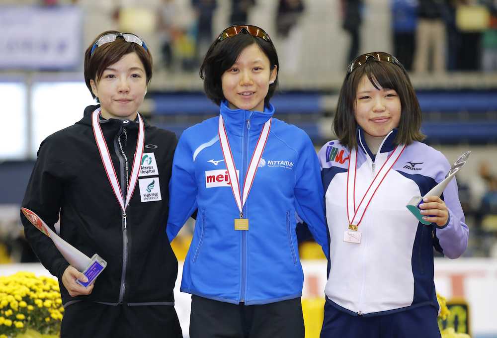 女子１０００メートルの表彰式で記念写真に納まる優勝の高木美（中央）。左は２位の小平、右は３位の佐藤