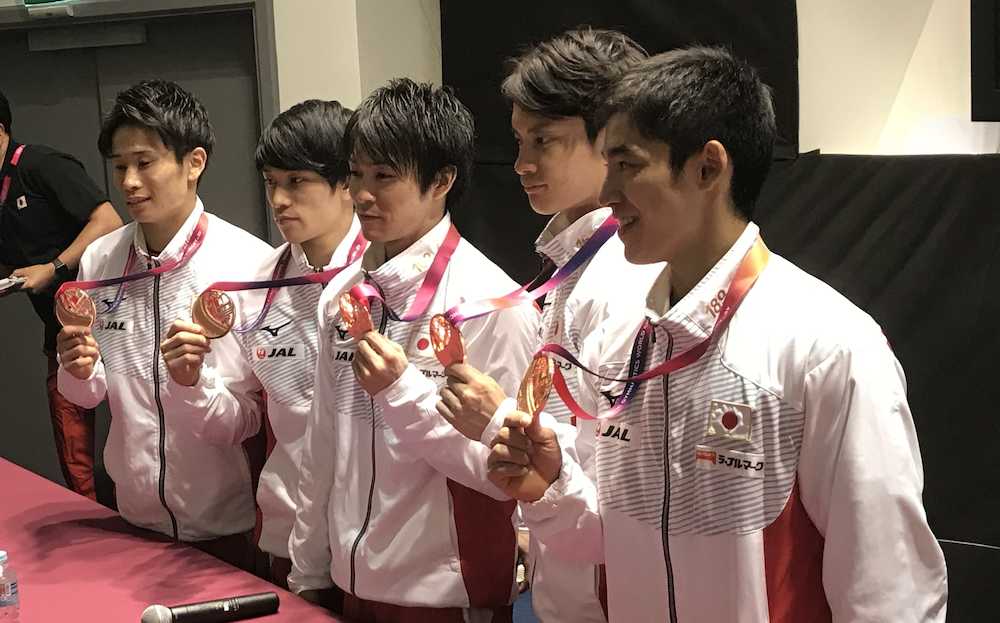 世界体操選手権第５日　男子団体３位となり会見に臨んだ（左から）萱、谷川、内村、田中、白井
