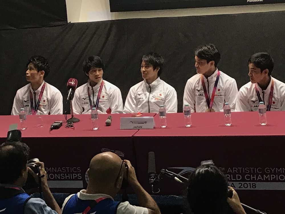 世界体操選手権第５日　男子団体の競技後、会見に臨んだ（左から）萱、谷川、内村、田中、白井