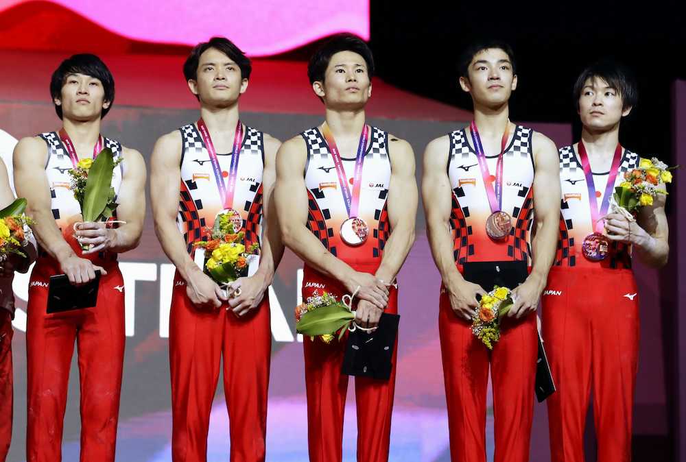 男子団体総合で３位となった日本の（左から）谷川航、田中、萱、白井、内村