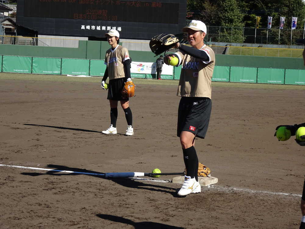 ソフトボール女子日本代表の藤田倭（右）は明るい表情で開幕前日練習に励む