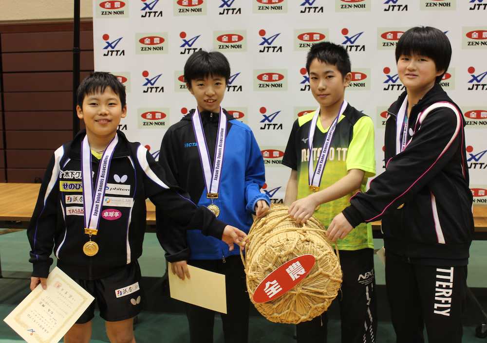 平成３０年度全日本卓球選手権大会カデットの部で優勝した（左から）松島輝空、小塩遥菜、前出陸杜、白山亜美