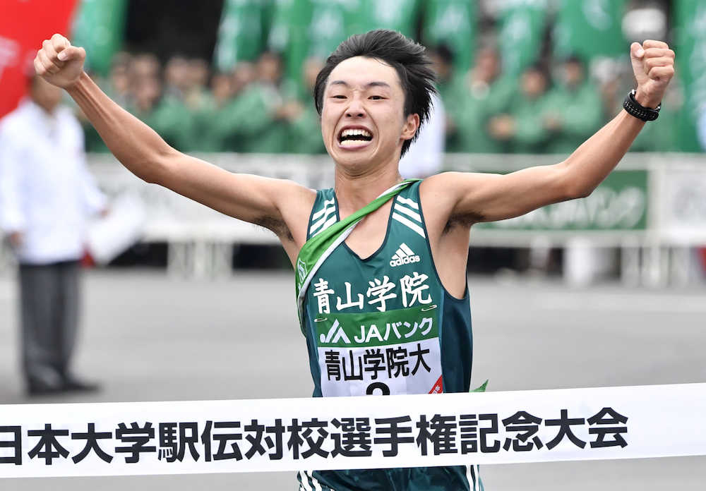 全日本大学駅伝でゴールする青学大のアンカー・梶谷瑠哉。２年ぶり２度目の優勝を果たした