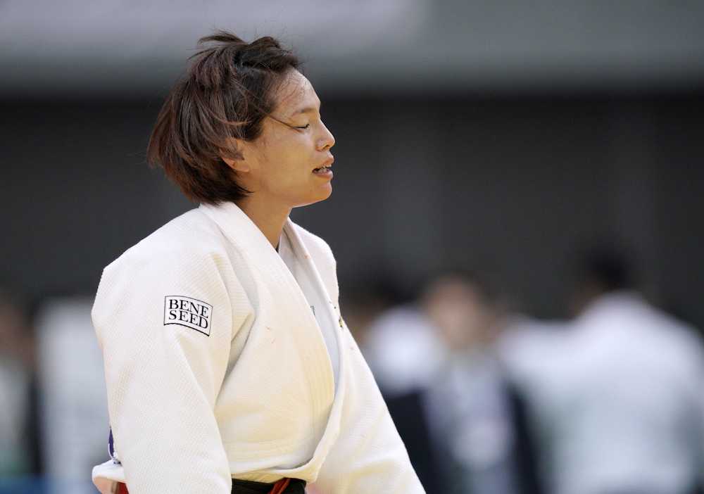 柔道の講道館杯全日本体重別選手権の１回戦で敗退し、目を閉じる松本