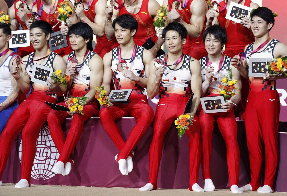 ＜男子団体総合＞合計２５３・７４４点で銅メダルを獲得し喜ぶ日本代表（左から）白井健三（日体大）、谷川航（順大）、田中佑典（コナミスポーツ）、萱和磨（順大）、内村航平（リンガーハット）、谷川翔（順大）