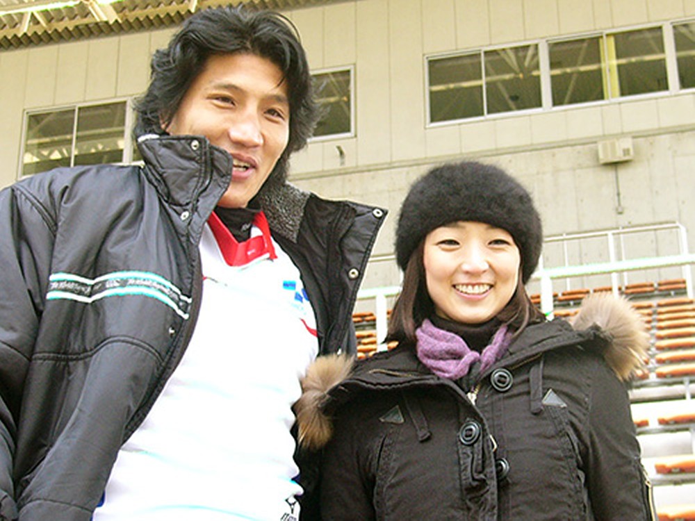 岩崎恭子さん（右）と元ラグビー日本代表・斉藤祐也氏（２０１０年１月撮影）