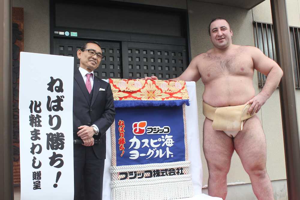 「フジッコ」の福井正一社長から化粧まわしを贈呈された栃ノ心（右）