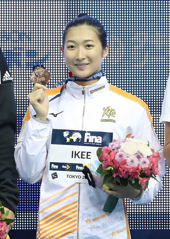 女子１００メートル個人メドレーの銅メダルを手に、笑顔の池江（撮影・吉田　剛）