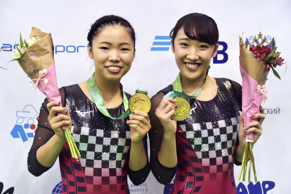 女子シンクロナイズドで優勝し、金メダルを手に笑顔の森（右）、宇山組