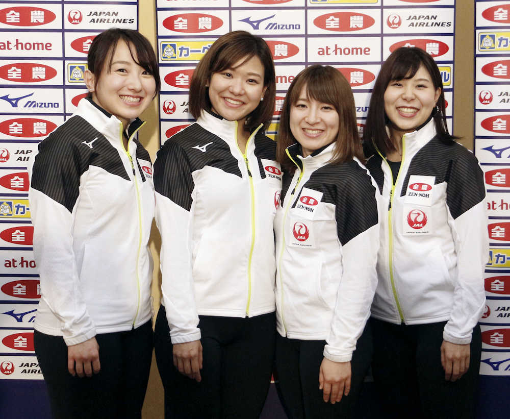 パシフィック・アジア選手権から帰国したカーリング女子日本代表のロコ・ソラーレ。（左から）藤沢、吉田知、鈴木、吉田夕