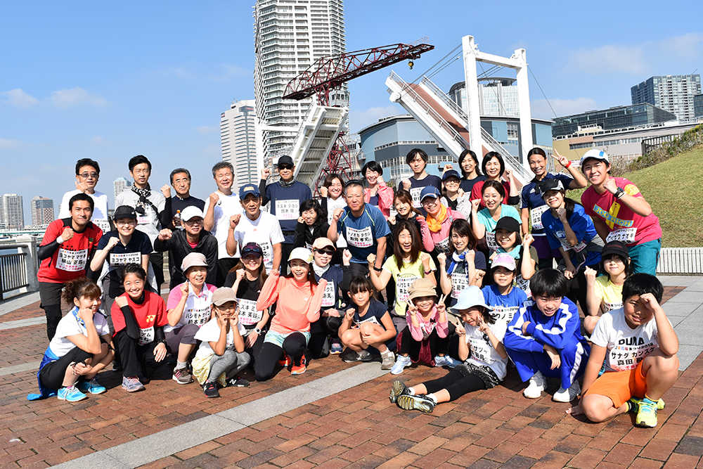 千葉真子さん（前列中央左）はランニング攻略塾参加者と記念撮影