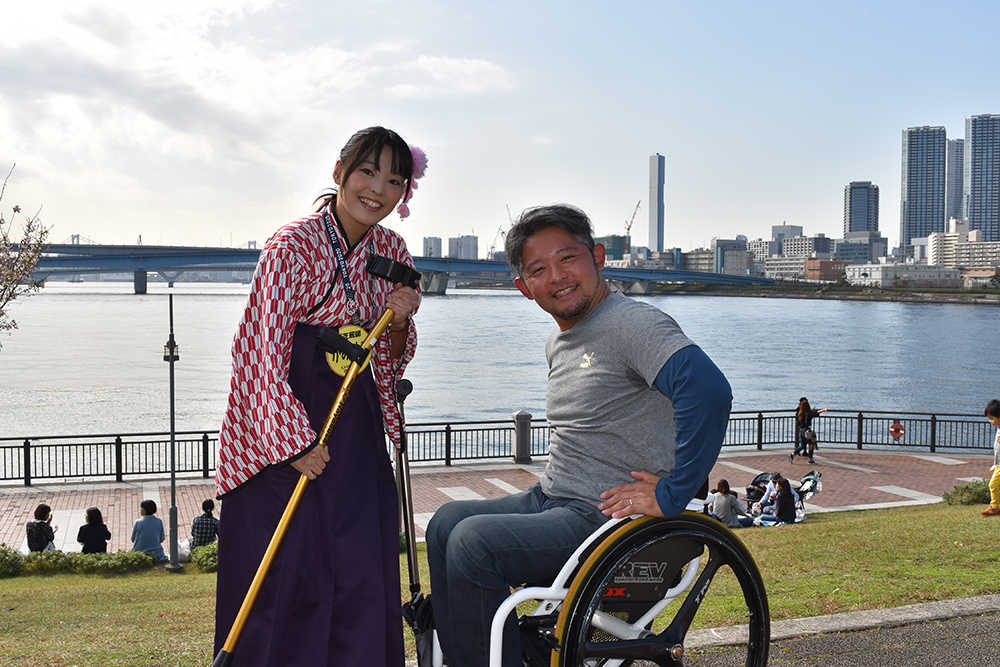 パラリンピックトークショーを行った花岡伸和氏とかみはるさん
