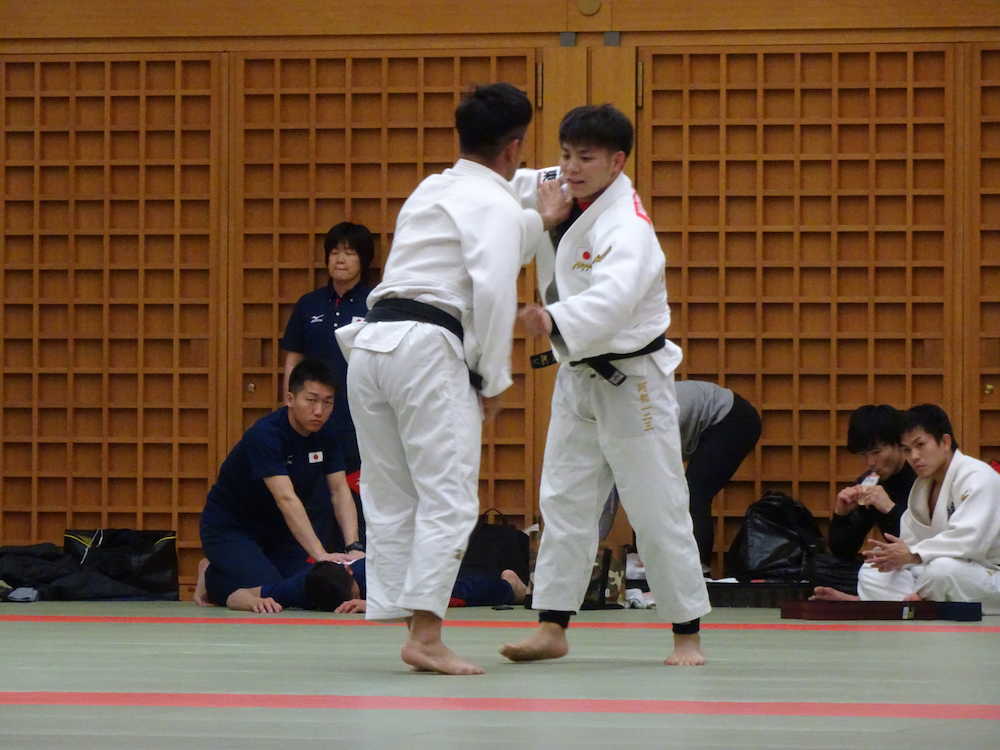 柔道男子６６キロ級の阿部一二三（右）は入念に体を動かした