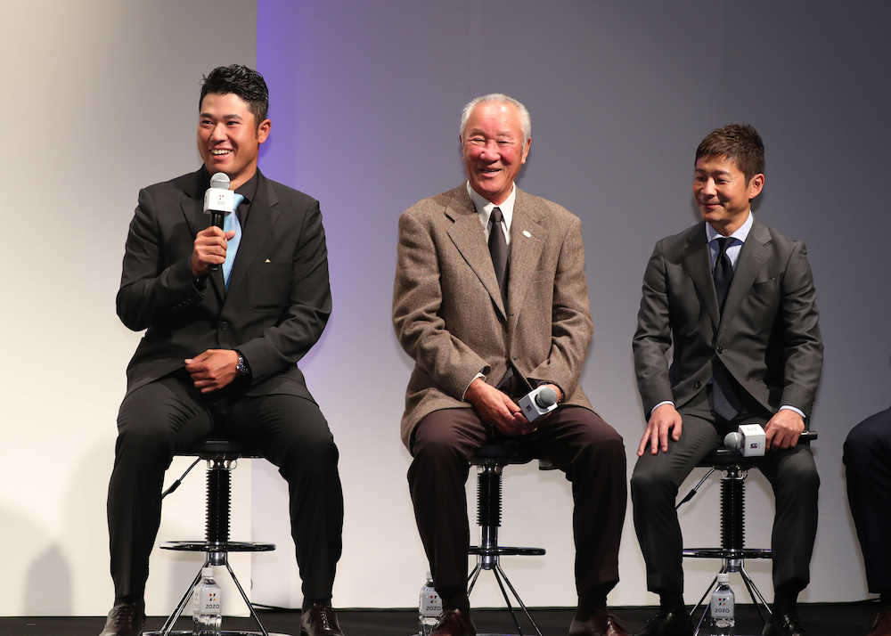 壇上で笑顔を見せる（左から）ＪＧＴＯの青木会長、ＺＯＺＯの前澤社長、松山（撮影・沢田　明徳）