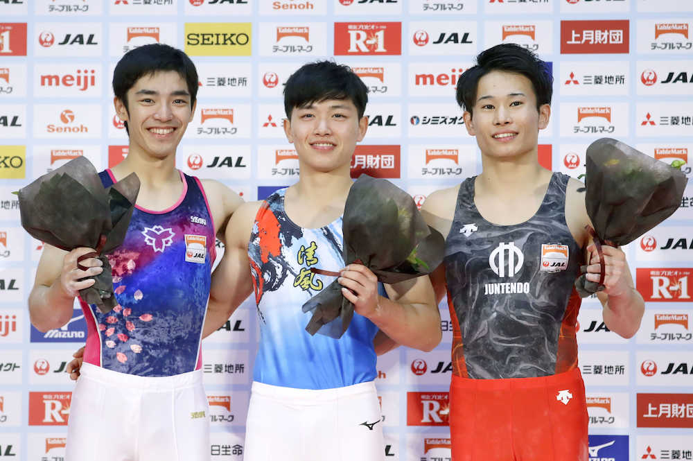 花束を手に笑顔の（左から）優勝した白井健三、２位の三輪哲平、３位の萱和磨