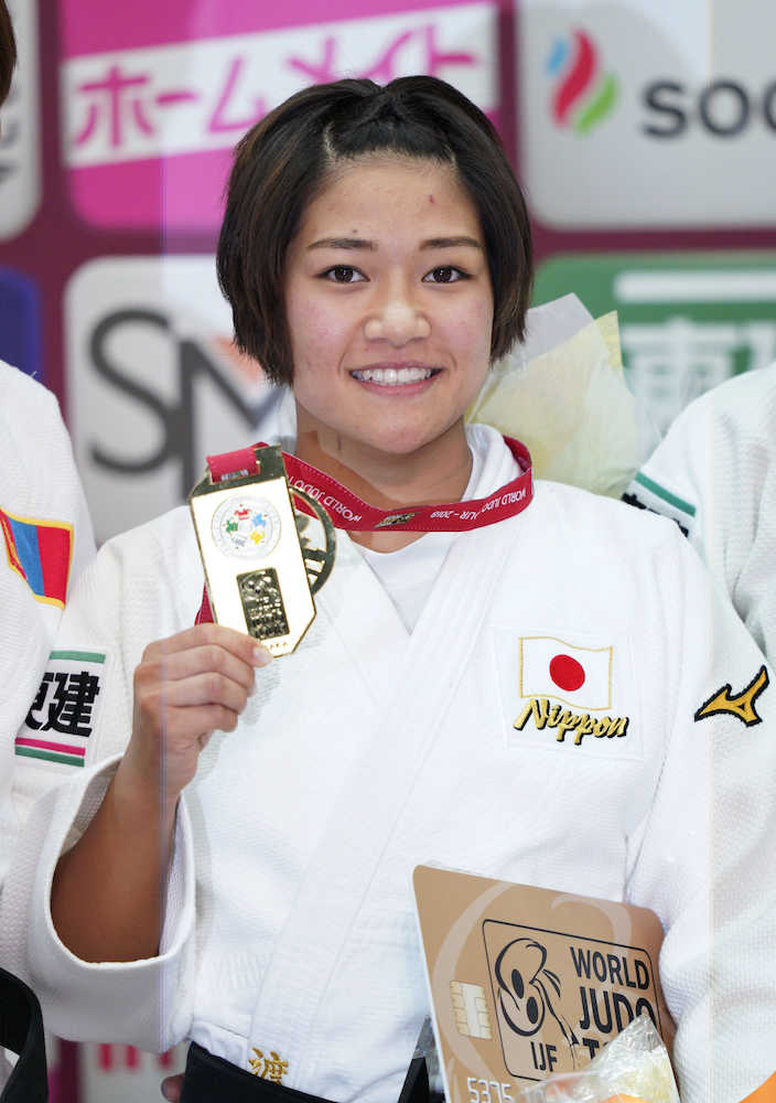 女子４８キロ級で優勝し、金メダルを手にする渡名喜