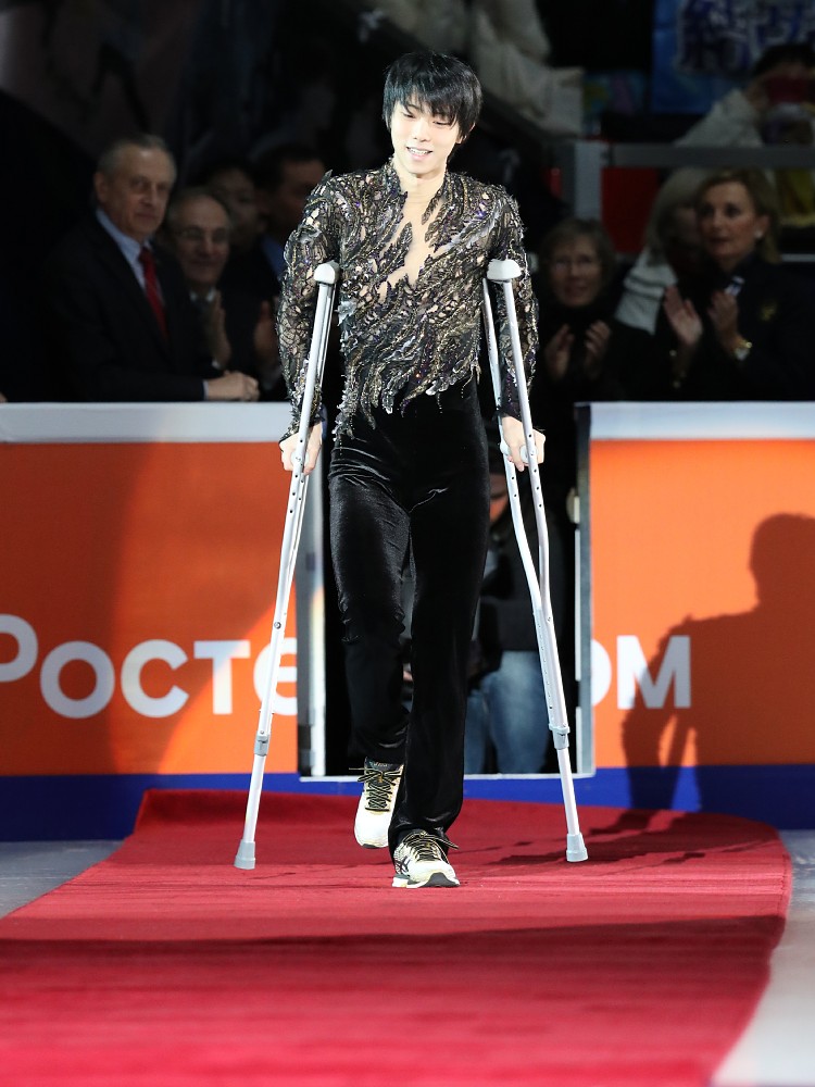 ロシア杯最終日の表彰式で、松葉づえ姿でレッドカーペットを歩く羽生（撮影・小海途　良幹）