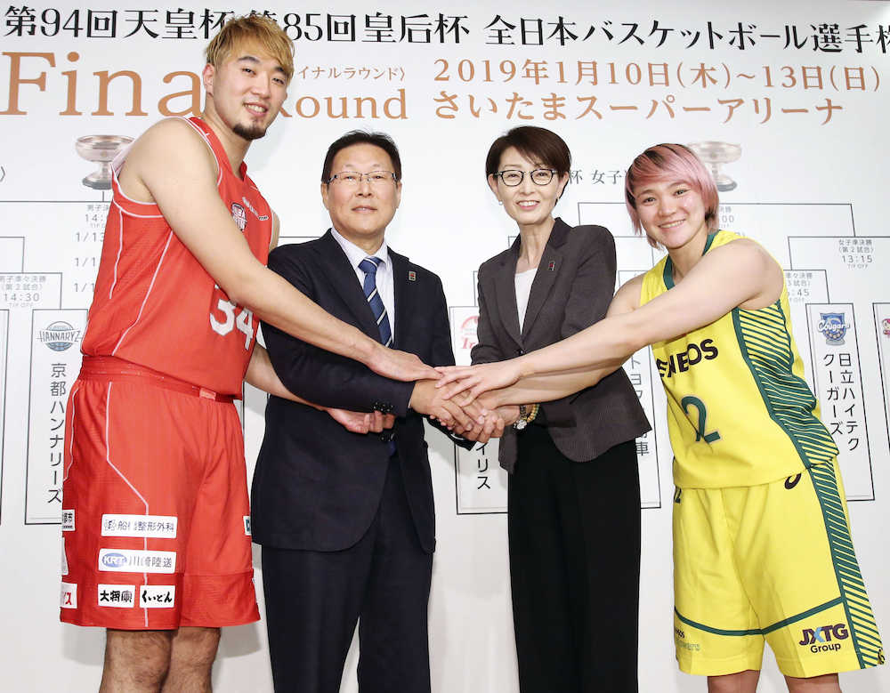 バスケットボール全日本選手権ファイナルラウンドの組み合わせ抽選会で、握手を交わす千葉の小野（左端）とＪＸ―ＥＮＥＯＳの吉田（右端）ら。右から２人目は三屋裕子会長