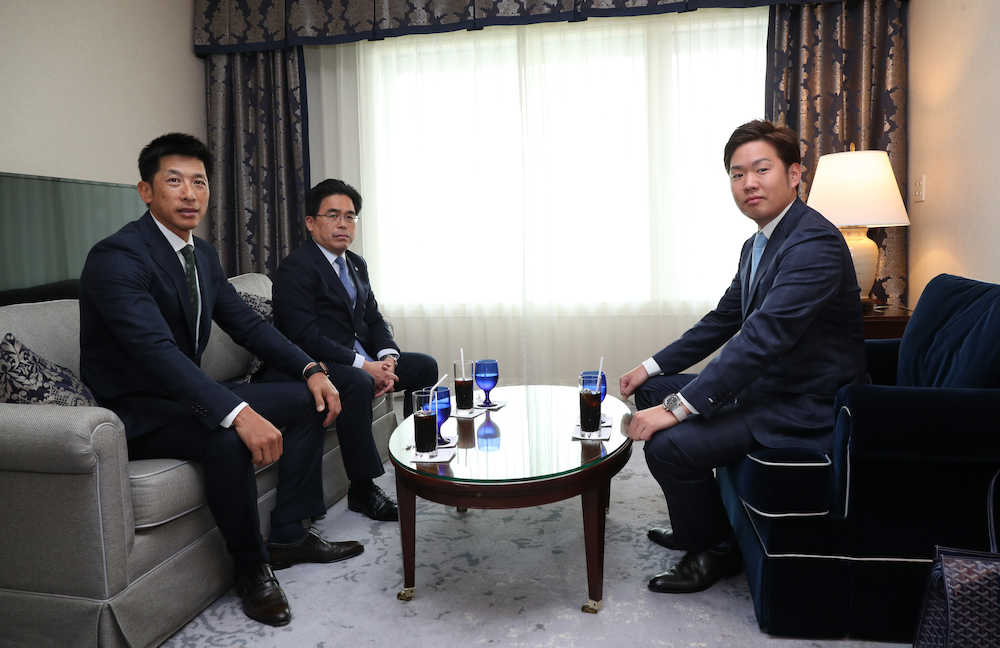 ＜阪神＞（左から）矢野監督、谷本球団本部長と交渉の席に着く西（撮影・奥　調）