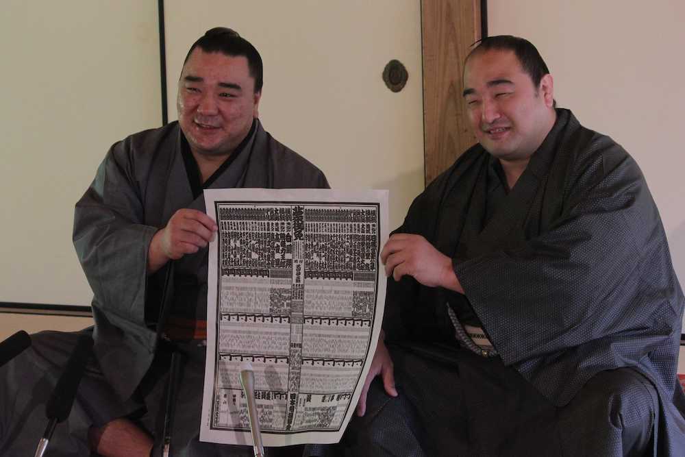 昨年の九州場所前の番付発表会見で、日馬富士とポーズをとる安美錦（右）
