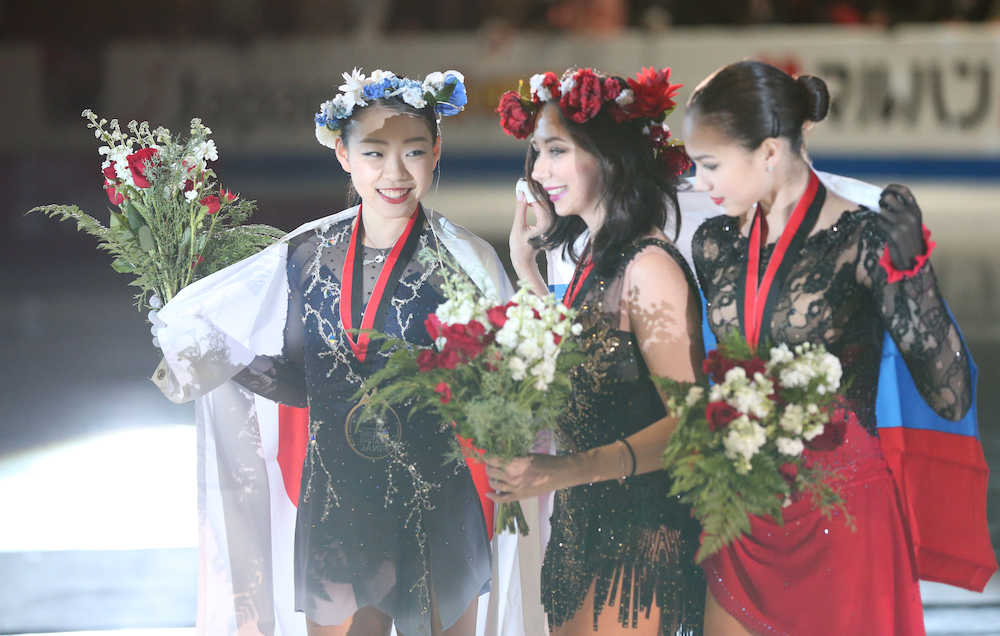 表彰式で笑顔を見せる（左から）紀平梨花、トゥクタミシェワ、ザギトワ（撮影・小海途　良幹）