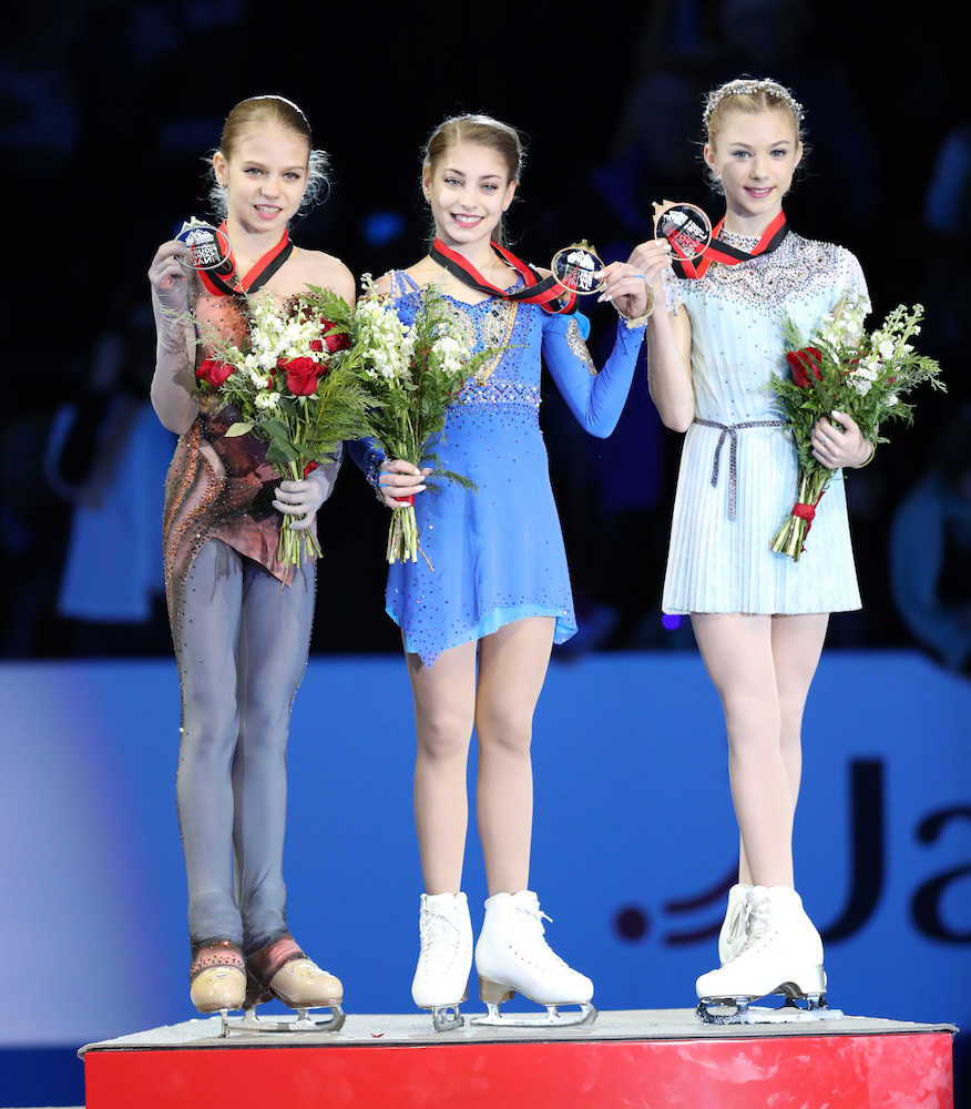 表彰台で笑顔の（左から）トルソワ、コストルナヤ、カニシェワ（撮影・小海途　良幹）