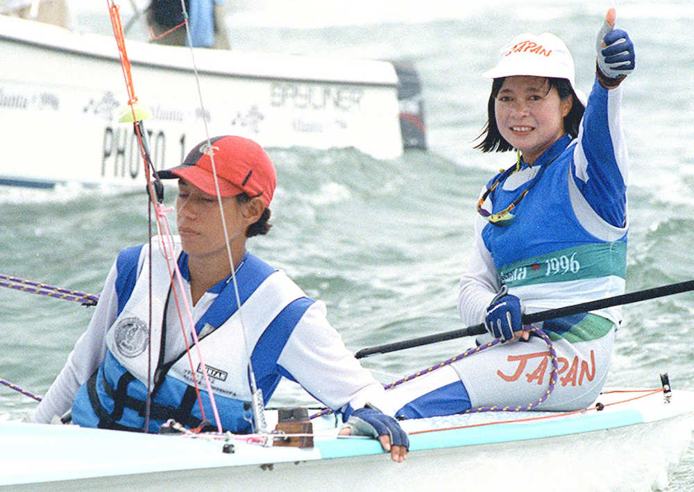 １９９６年８月、アトランタ五輪のセーリング女子４７０級で銀メダルを獲得した重由美子さん（右）と木下アリーシアさん