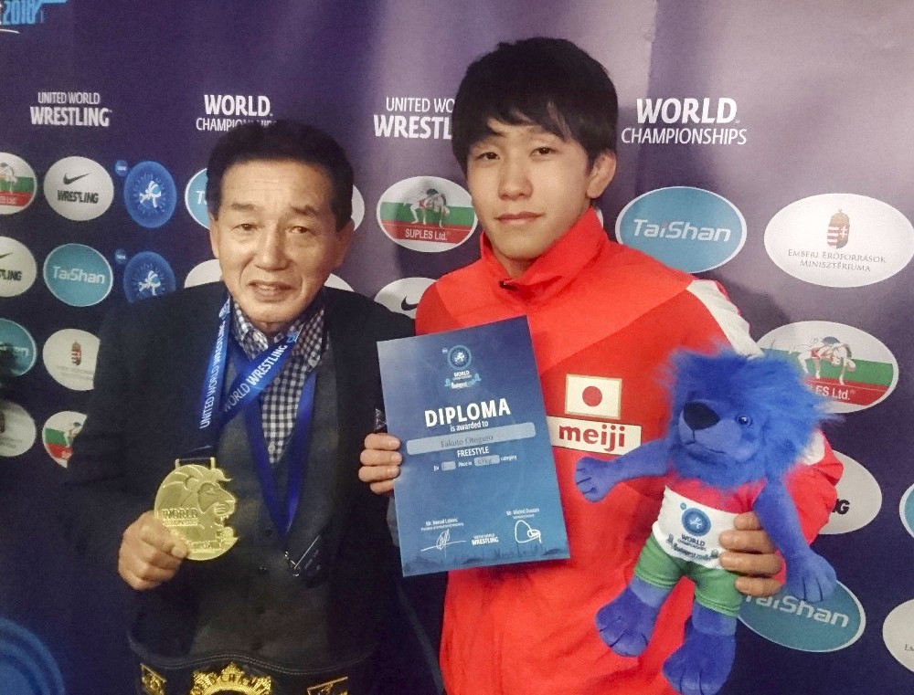 レスリング世界選手権で日本男子として史上最年少優勝を果たした乙黒拓斗（右）と山梨学院大の高田監督