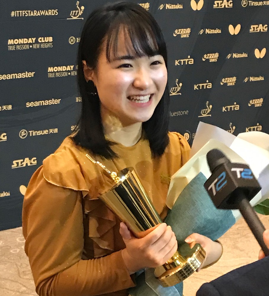 国際卓球連盟の年間表彰式に出席し、世界選手権ＭＶＰに笑顔の伊藤美誠