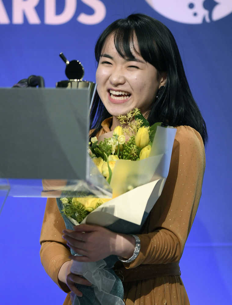 国際卓球連盟の年間表彰式で、世界選手権団体戦の女子の最優秀選手に選ばれ笑顔の伊藤