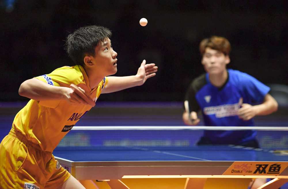 ＜卓球ワールドツアー・グランドファイナル＞男子シングルス準々決勝で張禹珍（右）に快勝し、４強入りした張本