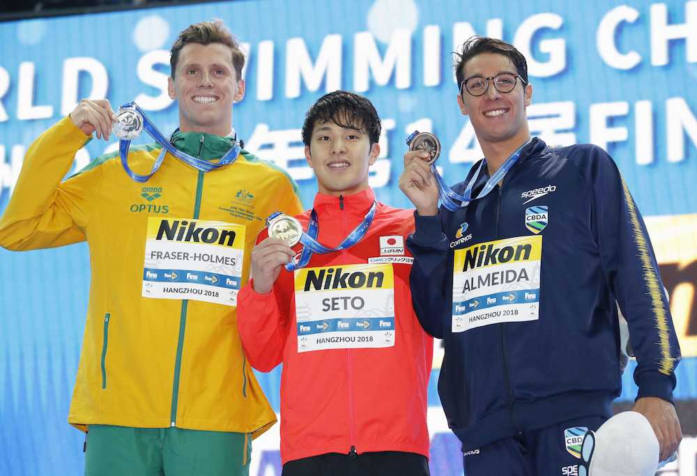 男子４００メートル個人メドレーで優勝し、金メダルを手に笑顔の瀬戸大也（中央）