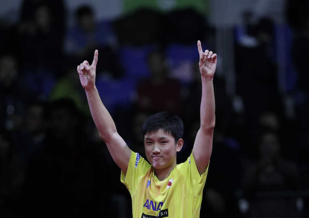 卓球のグランドファイナル男子シングルスで史上最年少優勝を果たした張本智和（ＡＰ）