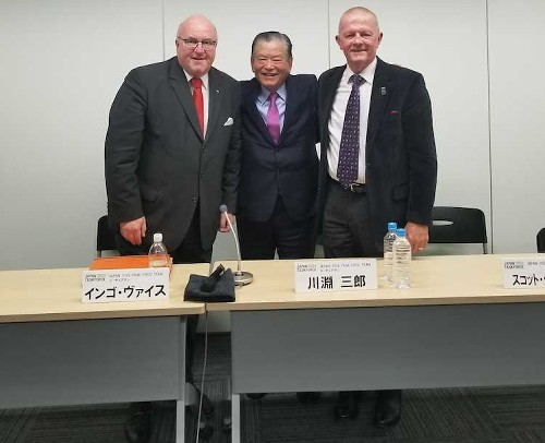 都内で会見を開いた国際バスケットボール連盟のワイス氏（左）、日本協会の川淵氏（中央）ら