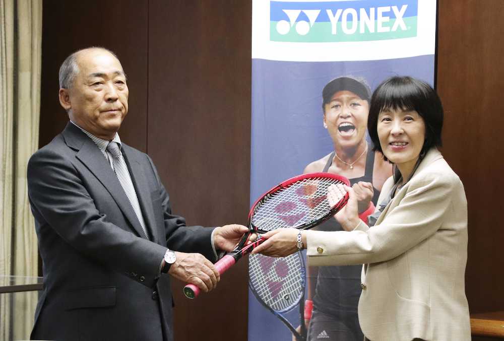 北海道の高橋知事（右）に、テニスラケットを代理で寄贈する大坂なおみ選手の祖父鉄夫さん＝１７日午前、北海道庁