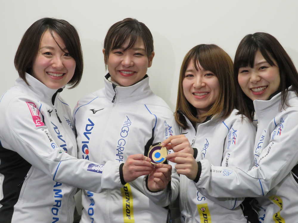 Ｗ杯の金メダルを手に記念撮影するロコ・ソラーレ（ＬＳ北見）の（左から）藤沢、吉田知、鈴木、吉田夕　　　　　　　　　　　　　　　　　　　　　　　　　　　　　　