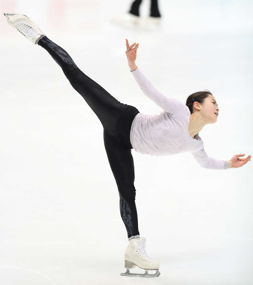 ＜全日本フィギュアスケート選手権公式練習＞氷の感触を確かめる宮原知子（撮影・小海途　良幹）