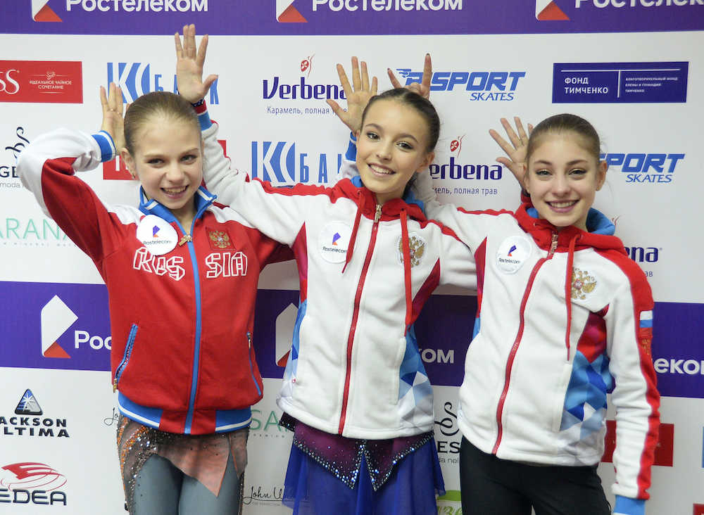 優勝し笑顔のアンナ・シェルバコワ。左は２位のアレクサンドラ・トルソワ、右は３位のアリョーナ・コストルナヤ
