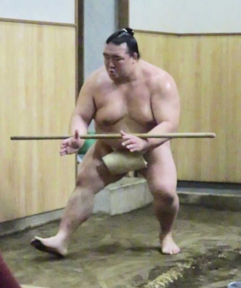 【画像・写真】稀勢、工夫を凝らした初稽古　棒を使って平衡感覚を意識