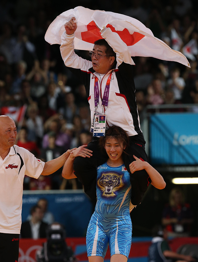 ロンドン五輪で３連覇を達成し、父・栄勝コーチ（上）を肩車する吉田沙保里