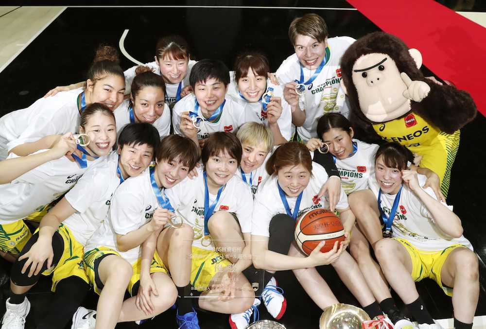 バスケットボールの全日本選手権女子で６連覇を達成し、喜ぶＪＸ―ＥＮＥＯＳの選手たち