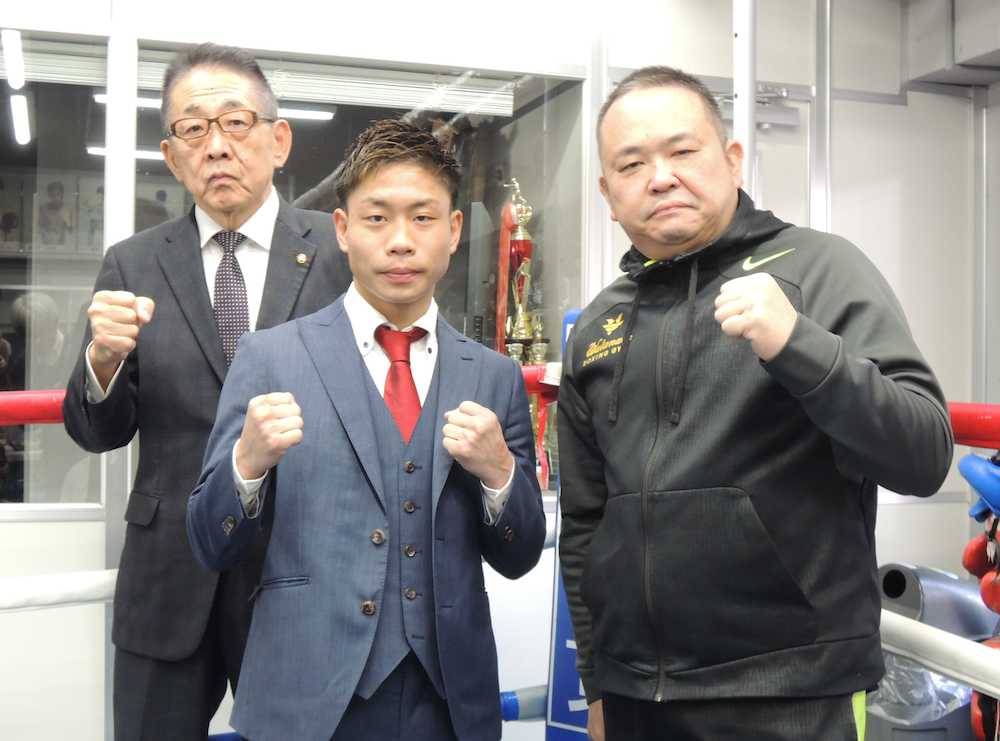 【画像・写真】世界初挑戦が決まり意気込む谷口（中）。左は渡辺会長、右は井上トレーナー